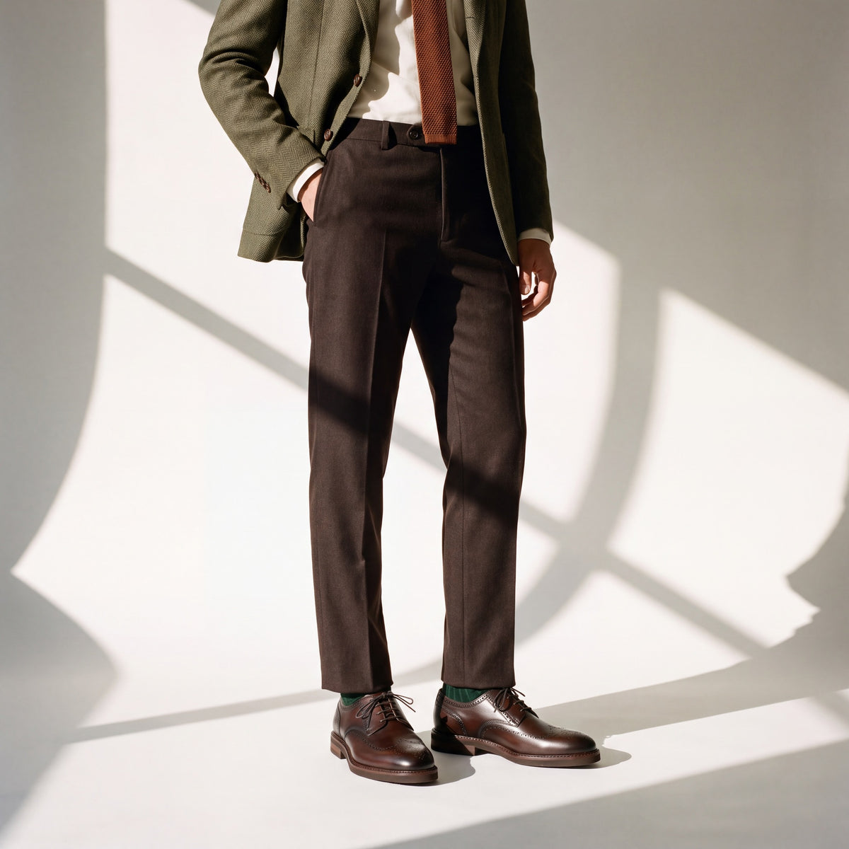 VOYAGE London puesto con saco de tweed olivo, corbata tejida óxido y pantalón de franela chocolate