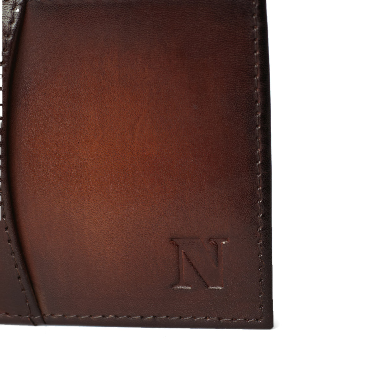 Cartera Clasic, detalle de la pátina y la N grabada