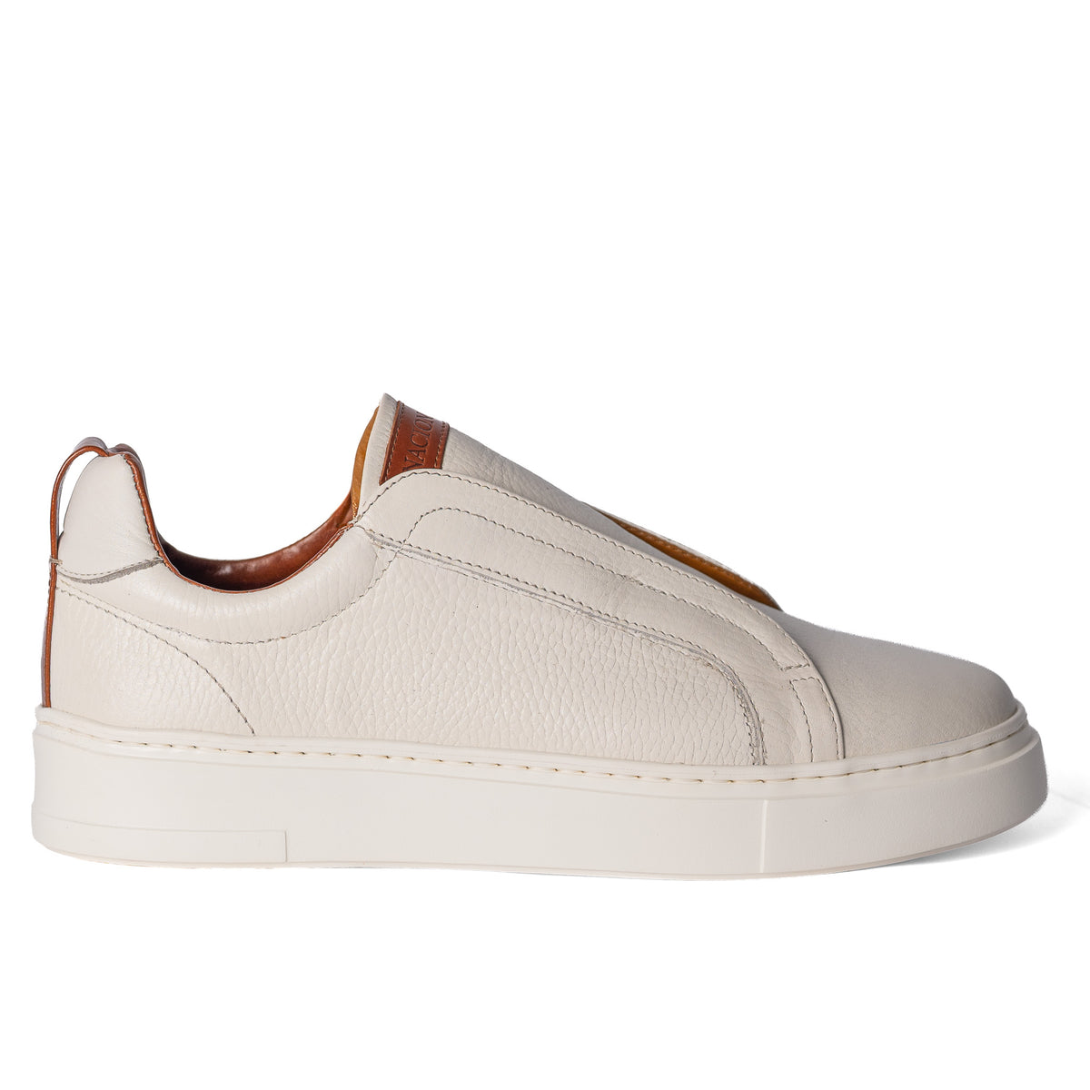 Cava marfil, tenis de piel, vista lateral