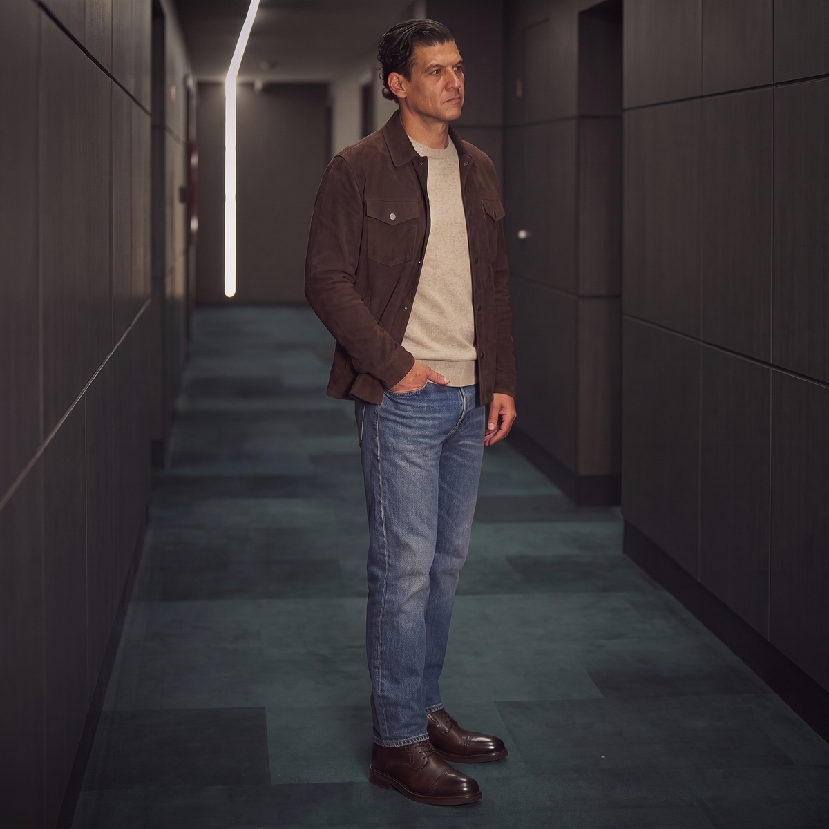 ODISEA London puesta con sobrecamisa de gamuza chocolate y jeans