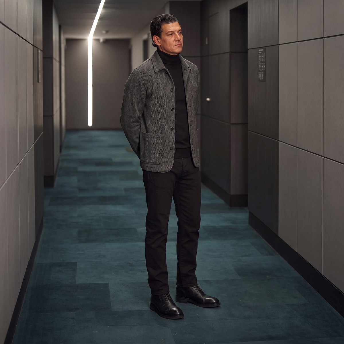 ODISEA negro puesta con chore jacket de espiga, cuello alto negro y jeans negros