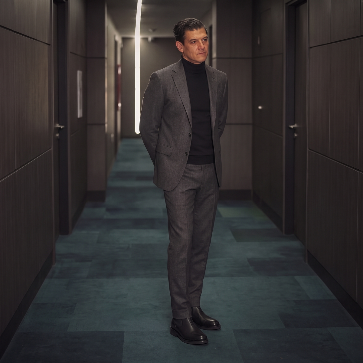 NIMBO negro puesta con traje gris carbón y cuello alto negro