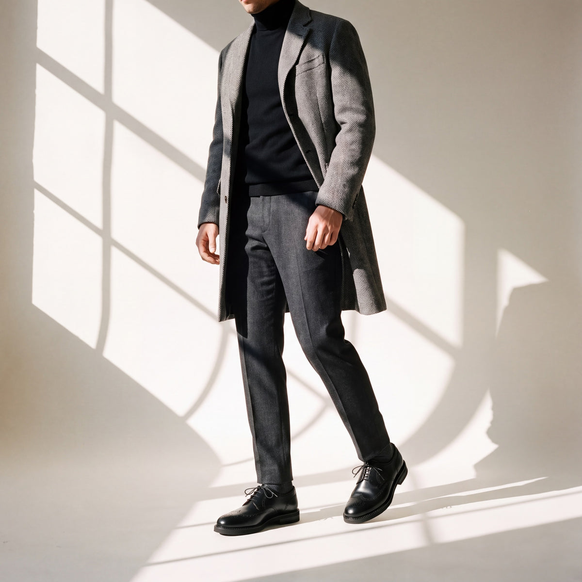 VOYAGE negro puesto con abrigo de espiga gris, cuello alto negro y franela carbón
