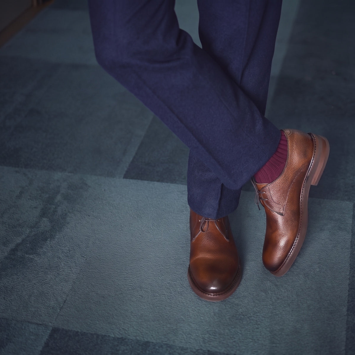 BELMOND, detalle de la piel de grano con pantalón de franela azul