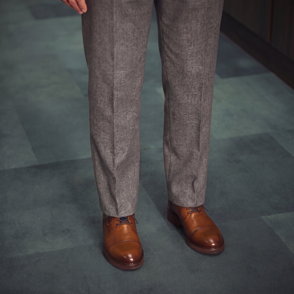 ODISEA natural puesta con pantalón de franela gris
