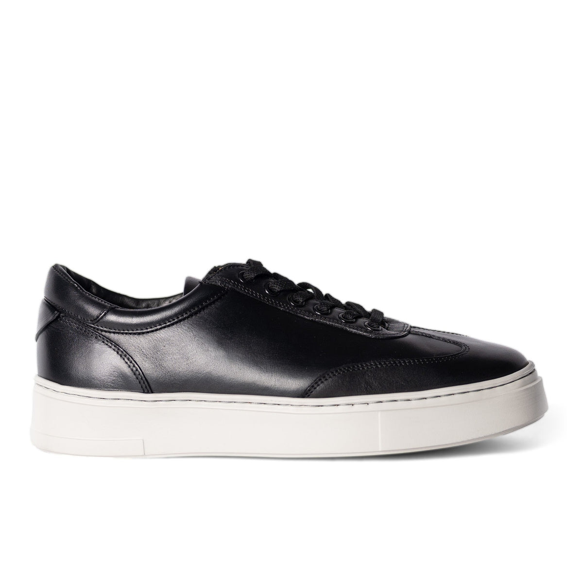 Alba negro, tenis de piel, vista lateral