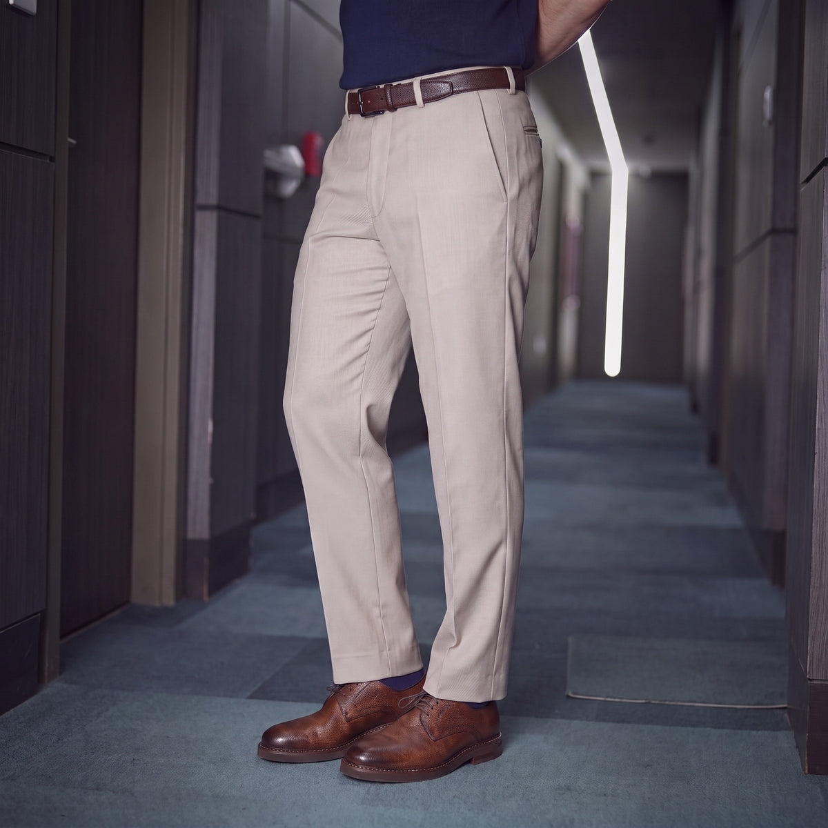 BELMOND puesto con pantalón beige y polo azul