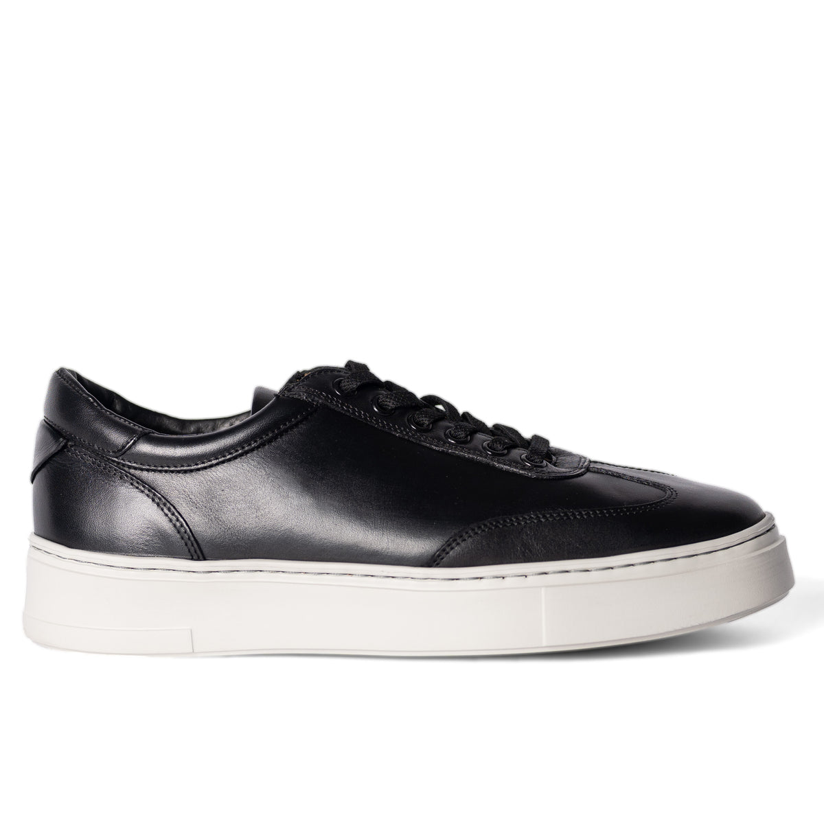 Alba negro, tenis de piel, vista lateral