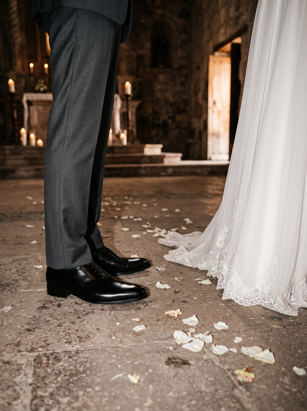Novio con oxford Madrid negro en el altar de una capilla de piedra