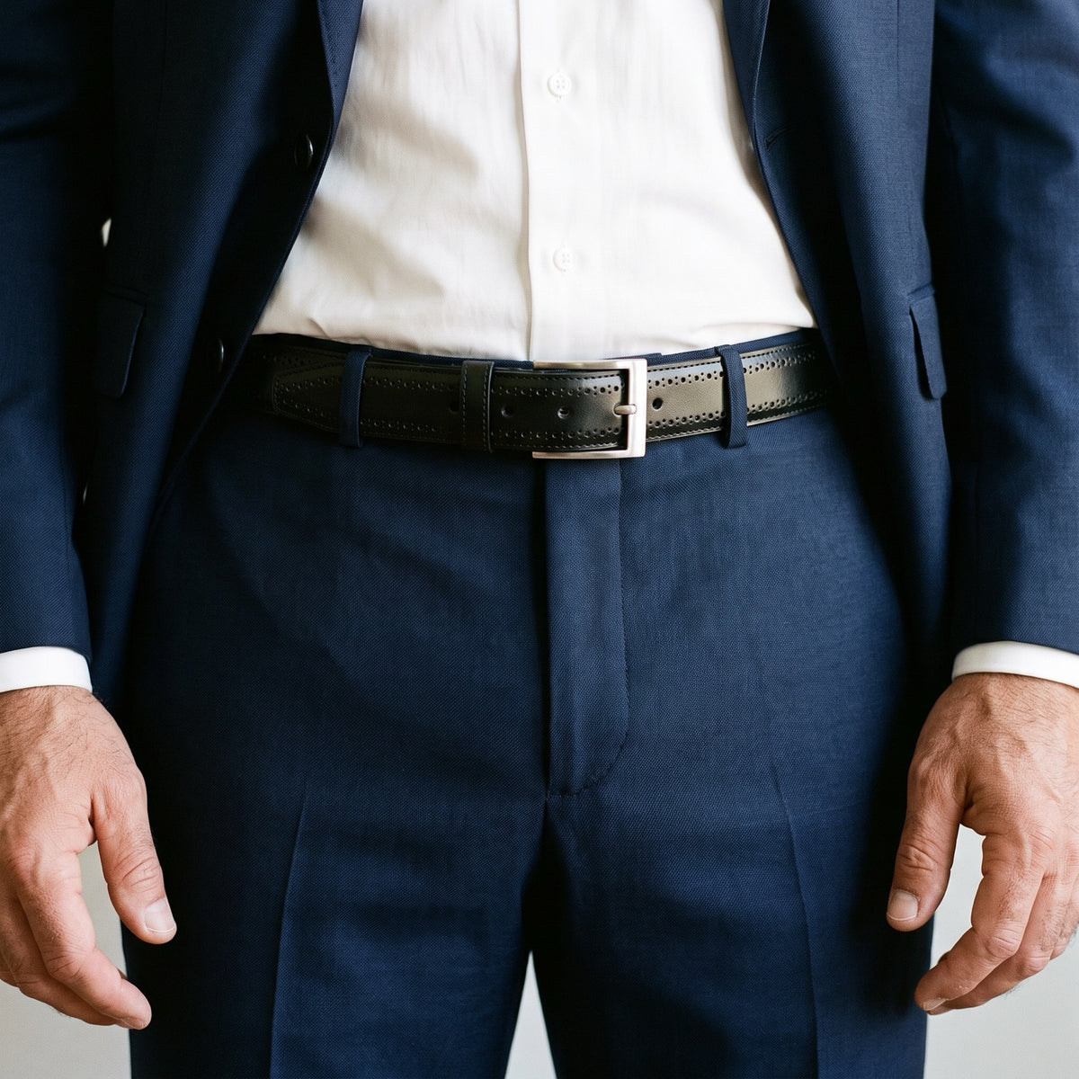 Cinturón Brogue Negro puesto con traje azul marino y camisa blanca