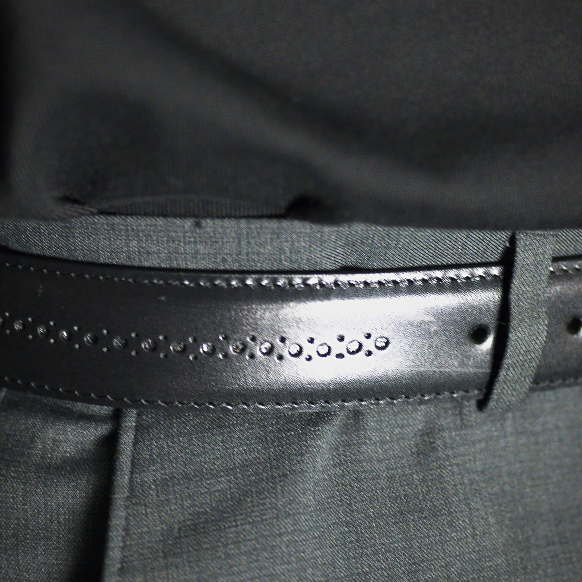 Cinturón Elemental Negro, detalle del perforado brogue