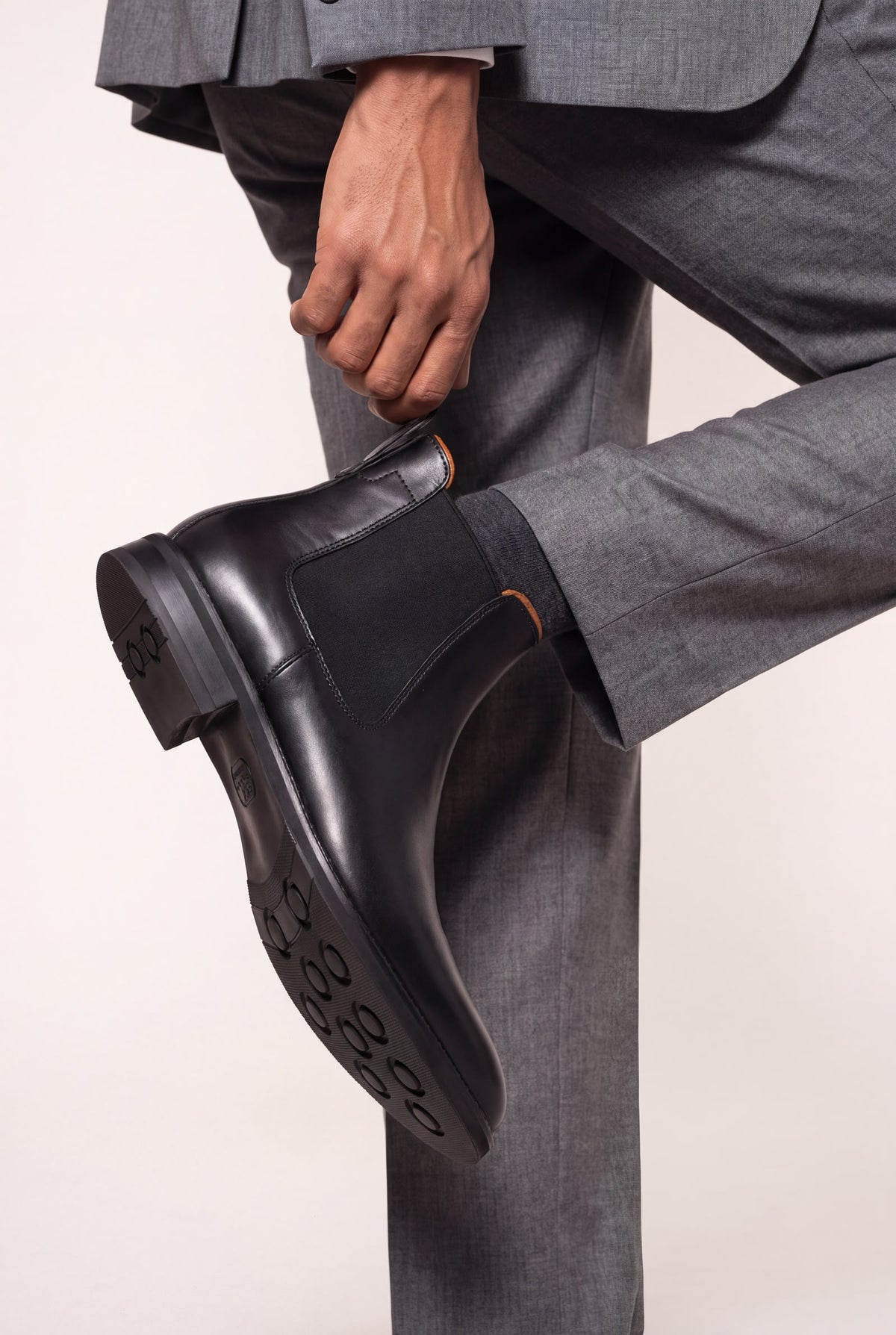 Nimbo negro con traje gris, jalador trasero