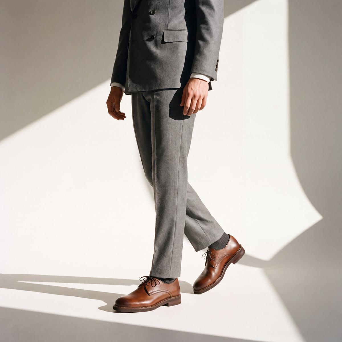 BELMOND con traje gris, foto de estudio